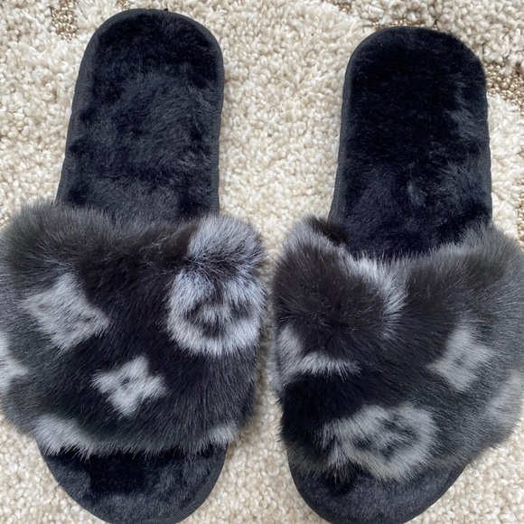 𝐹𝒶𝓊𝓍 𝐹𝓊𝓇 𝒮𝓁𝒾𝒹𝑒𝓈 - Picture 2 of 2